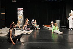„What happens if...“: Die acht- bis zehnjährigen jungen Schauspieler schlüpfen in den unterschiedlichsten Szenarien in jede Menge Rollen. Zum Abschluss erhalten sie alle stürmischen Applaus. Foto: Landestheater Detmold - sdfsd