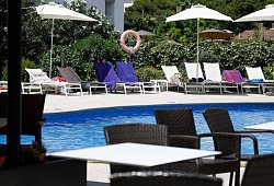Handtücher liegen auf Sonnenliegen an einem Pool - Clara Margais/dpa/dpa-tmn