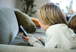 Symbolbild - Smartphone-Nutzung bei Kindern - Annette Riedl/dpa
