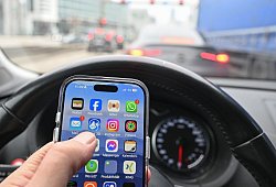Handy am Steuer - Bernd Weißbrod/dpa