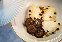 Schwarze Waln&uuml;sse auf Vanilleeis mit Schokoladenkugeln - Christin Klose/dpa-tmn