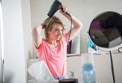 Eine junge Frau f&ouml;hnt ihre Haare - Christin Klose/dpa-tmn