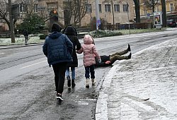 Ein Mann st&uuml;rzt bei Eisgl&auml;tte vom Gehweg auf die Stra&szlig;e - Uwe Zucchi/dpa