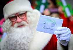 Ankunft des Weihnachtsmannes in Himmelpfort - Patrick Pleul/dpa