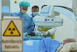 Ein Ärzteteam operiert eine Patientin mit Hilfe der selektiven internen Radiotherapie zur Behandlung fortgeschrittener Tumore und Metastasen in der Leber. - picture-alliance