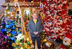 Familie schm&uuml;ckt ihr Haus mit 621 Weihnachtsb&auml;umen - Julian Stratenschulte/dpa