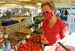 Maskenrebellion auf dem Marktplatz - Janet König