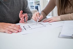 Junges Paar plant den Hausbau - Christin Klose/dpa-tmn