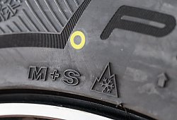 Die Buchstaben M+S an einem Winterreifen - Patrick Pleul/dpa/dpa-tmn