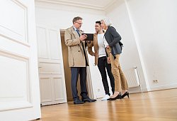 Dreio Personen stehen in einer Altbauwohnung - Christin Klose/dpa-tmn