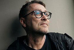 Der Autor Jan Weiler tritt in Lage am Freitag, 21. November um 19 Uhr in der Aula des Schulzentrums Werreanger, Lange Straße 30 auf. - Jan Weiler