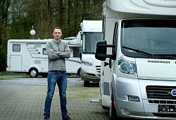 Marco Müther hatte seine Fahrzeuge nahezu abverkauft. 25 Stück im Wert von etwa je 50.000 Euro standen auf seinem Firmengelände an der Carl-Zeiss-Straße. - Andreas Frücht