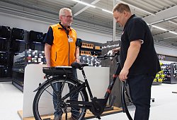 Führen den Kunden beim Verkaufsstart das von Hempelmann und der LZ präsentierte Lippe-Rad vor: (von links) Geschäftsinhaber Tobias Hempelmann und ADFC-Mitglied Friedrich Riesenberg. - Raphael Bartling