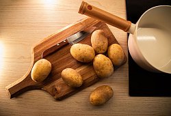 Kartoffeln liegen auf einem Brett - Christin Klose/dpa-tmn