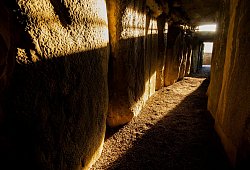 Die Sonne dringt in den Gang des Newgrange-Ganggrabes ein - John Lalor/Photographic Archive/National Monuments Service/Government of Ireland/dpa-tmn