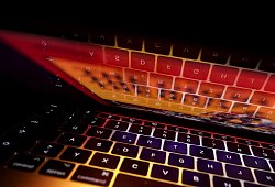 Tastatur eines Laptops spiegelt sich auf dem Display - Karl-Josef Hildenbrand/dpa/dpa-tmn