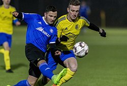 Intensiv: Der Schlänger Thomas Antidze (links) kämpft mit dem Lügder Kevin Jeschonnek um die Ballhoheit. - Egon Penner