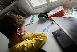 Nicht alle Kinder haben gute Voraussetzungen zuhause, um in Ruhe und gut ausgestattet lernen zu können. Trotzdem soll Distanzunterricht benotet werden. - picture alliance