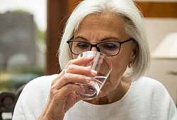 Eine Seniorin trinkt ein Glas Wasser - Christin Klose/dpa-tmn