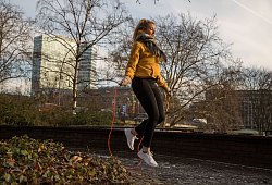 Eine Frau trainiert mit einem Springseil - Christin Klose/dpa-tmn