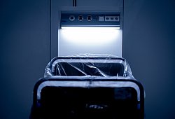 Um die Finanzierung der Kliniken während der Krise sicherzustellen, hilft der Bund aus und zahlt unter anderem eine Tagespauschale von 560 Euro für jedes Bett, das aufgrund der Krise leer bleibt. - picture alliance