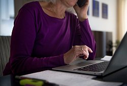 Eine Frau sitzt zu Hause an einem Esstisch am Laptop - Finn Winkler/dpa/dpa-tmn