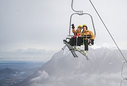 Skifahrer im Sessellift - Benjamin Nolte/dpa-tmn