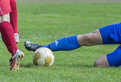 Der Pokal steht im Vordergrund - Archiv: Egon Penner