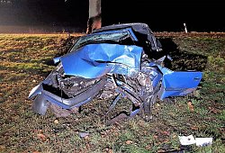 Das schwer beschädigte Fahrzeug nach dem Unfall. - picture alliance/dpa