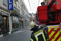 Feuerwehr, Polizei und Stadtverwaltung rückten in die Bahnhofstraße aus. Die Straße wurde gesperrt, weil nicht klar war, ob die Gefahr gebannt ist. - Christine Panhorst