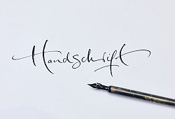 Das Wort &laquo;Handschrift&raquo; steht auf einem Blatt Papier - Georg Wendt/dpa/dpa-tmn