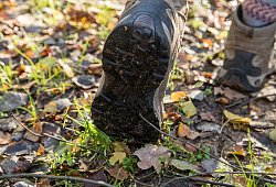 Schmutzige Schuhe beim Wandern - Christin Klose/dpa-tmn