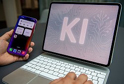 Ein Mann nutzt einen KI-Assistenten auf einem iPad und iPhone - Nico Tapia/dpa-tmn