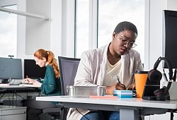 Zwei Kolleginnen arbeiten in einem B&uuml;ro - Christin Klose/dpa-tmn