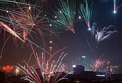 Feuerwerksk&ouml;rper &uuml;ber dem Himmel von Berlin - picture alliance / dpa