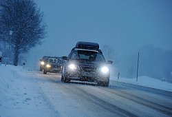 Autos fahren auf einer winterlichen Landstraße - Tobias Hase/dpa-tmn