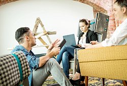 Kollegen im Meeting - Christin Klose/dpa-tmn