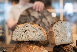 Sauerteigbrot-Bäckerei - Marijan Murat/dpa