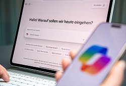 Eine Person nutzt den KI-Assistenten Microsoft Copilot - Nico Tapia/dpa-tmn