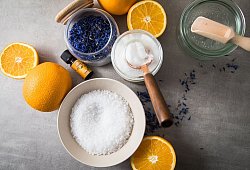 Zutaten f&uuml;r selbstgemachtes Badesalz - Christin Klose/dpa-tmn