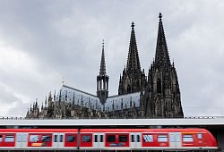 Regionalbahn fährt vor dem Kölner Dom in den Hauptbahnhof ein - Rolf Vennenbernd/dpa/dpa-tmn
