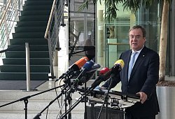 Armin Laschet bei der Pressekonferenz im Kreishaus Gütersloh. - Patrick Menzel