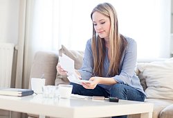 Frau liest einen Brief - Christin Klose/dpa-tmn