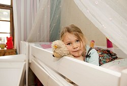 In mehreren Bundesländern fordern Gesundheitsämter Eltern dazu auf, ihre Kinder in einem Raum getrennt vom Rest der Familie zu isolieren, wenn ein Corona-Verdacht besteht. - picture alliance