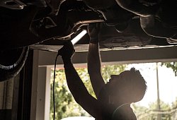 Ein Kfz-Mechatroniker kontrolliert einen PKW - Robert Günther/dpa-tmn