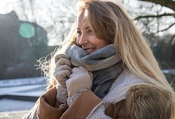 Eine junge Frau geht im Park spazieren - Christin Klose/dpa-tmn