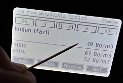 Radon-Belastung wird in einem Geb&auml;ude gemessen - Hendrik Schmidt/dpa/dpa-tmn