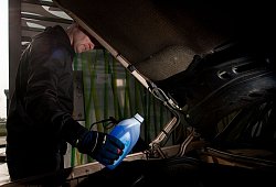 Mann f&uuml;llt Frostschutzkonzentrat in die Scheibenwaschanlage - Klaus-Dietmar Gabbert/dpa-tmn