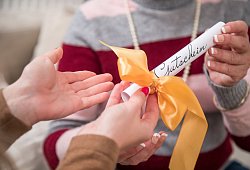 Eine Frau &uuml;berreicht einen Geschenkgutschein - Christin Klose/dpa-tmn