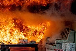 Ein Brand in einem nachgestellten Wohnzimmer - Zacharie Scheurer/dpa-tmn